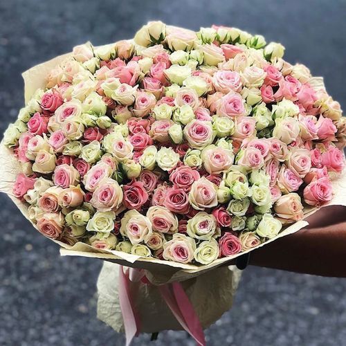 Букет из 59 кустовых разноцветных роз