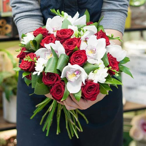 Букет Из 15 Красных Роз И 7 Белых Орхидей